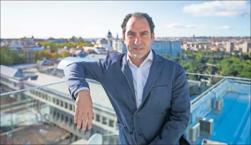  ??  ?? Albert Costa, ayer en la terraza del Hotel VP Plaza España, con el Palacio Real de Madrid de fondo.