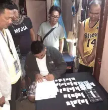  ??  ?? Pardo police operatives seize almost P2 million worth of shabu during a buy-bust operation in Barangay Pasil, Cebu City yesterday dawn. CLYDYL L. AVILA