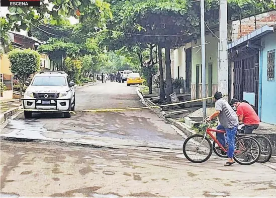  ??  ?? Usulután
Autoridade­s policiales procesan la escena del crimen donde un hombre fue lapidado por varias personas en el barrio El Molino de Usulután.