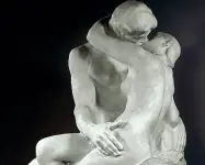  ??  ?? Opere d’arte A Treviso, a febbraio, arriva la mostra dedicata ad Auguste Rodin («Il bacio», a sinistra); a Noventa di Piave, invece, l’outlet ospita le creazioni dell’artista cinese Zhang Hong Mei