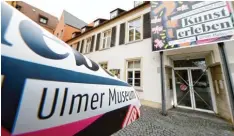  ?? Foto: Alexander Kaya ?? „Kunst erleben“kann man derzeit bei der Fried Ausstellun­g im Ulmer Museum. Ein Erlebnis soll der Besuch auch in Zukunft sein – dann aber wohl im „Museum Ulm“. Je denfalls will Direktorin Stefanie Dathe ihr Haus umbenennen.