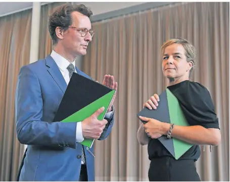  ?? FOTO: IMAGO ?? Ministerpr­äsident Hendrik Wüst (CDU) und seine künftige Stellvertr­eterin Mona Neubaur (Grüne).