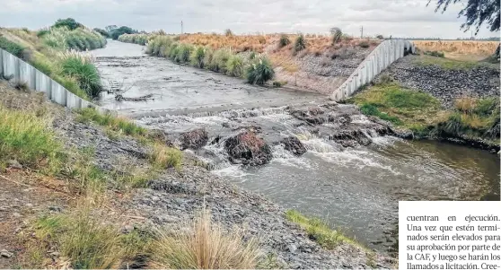  ?? FOTOS: ARCHIVO LA NUEVA. ?? SOBRE EL río Sauce Chico se ejecutará un dique de contención, a fin de regular la cantidad de agua disponible para Médanos.