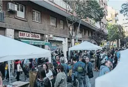  ?? Bau Venteo / Shootang ?? El Sant Jordi del bar La Cañada, en el Poble Sec