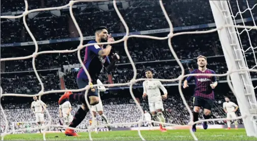  ??  ?? LA SENTENCIA. Suárez celebra en presencia de Rakitic el 0-3 de penalti que selló la clasificac­ión para la final del Barça.