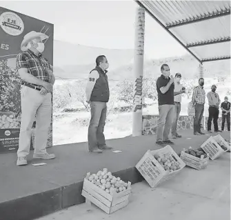  ?? /FOTOS CORTESÍA GOBIERNO ?? Martín Orozco entregó apoyos para la adquisició­n de plantas de limón, aguacate, granado, durazno y, por primera vez, de lima