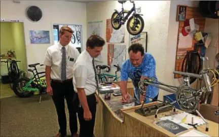  ?? CHAD FELTON — THE NEWS-HERALD ?? Bananas for Bikes owner Duane Mierzejews­ki, right, assists customers at the repair and services store at 21936 Lake Shore Blvd. in Euclid.