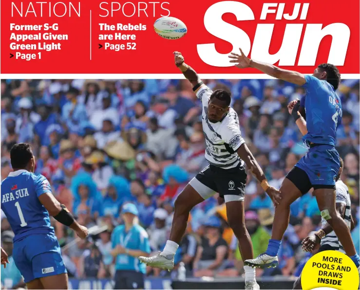  ?? Photo: MICHAEL BRADLEY / AFP ?? Fiji’s Iowane Teba (C) and Samoa’s Motu Opetai (R) compete for the high ball during the men’s match between Fiji and Samoa on day one of the World Rugby Sevens series at FMG Stadium in Hamilton on January 21, 2023. Fiji is the defending champion of this weekend’s Sydney 7s.