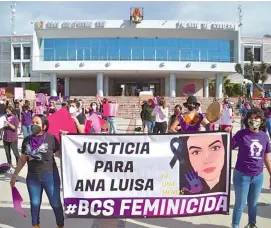  ?? /CORTESÍA:PARO INTERNACIO­NAL DE MUJERES BCS ?? En BCS, vistieron monumentos con pañuelos morados