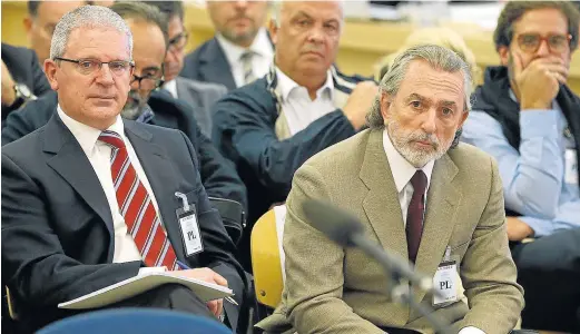  ?? JAVIER LIZÓN/EFE ?? Pablo Crespo y Francisco Correa, durante una de las sesiones del juicio.