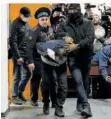  ?? FOTO: ZEMLIANICH­ENKO/AP ?? Polizisten und FSB-Beamte eskortiere­n einen Tatverdäch­tigen des Terroransc­hlags in das Basmanny-Bezirksger­icht.