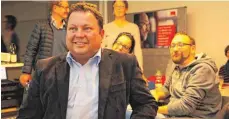  ?? FOTO: DANIEL HÄFELE ?? Martin Gerster (SPD) hat sich mit seinen Parteikoll­egen in seinem Büro in Biberach getroffen.