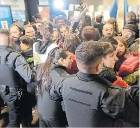  ?? ?? Protesta. Los despedidos intentan ingresar a las oficinas públicas.