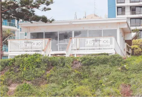  ?? Picture: Glenn Hampson ?? This house at 3561 Main Beach Pde could become the last one from another era left standing on the Main Beach beachfront with a property of similar vintage about to go to auction.