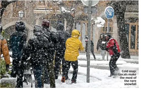  ?? ?? Cold snap: Locals make the most of the rare snowfall