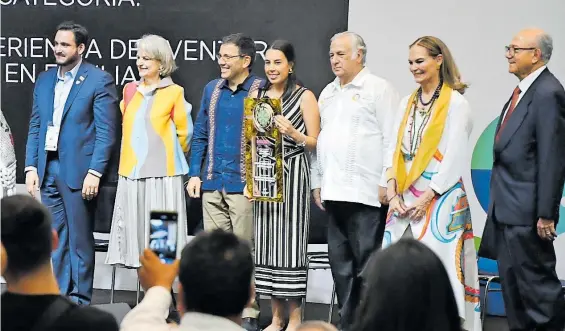  ?? /FOTOS: CÉSAR RODRÍGUEZ/ENVIADO ?? de Turismo, Josefina Rodríguez, recibió a nombre del Gobierno del Estado de Tlaxcala el premio