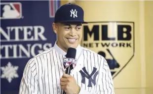  ?? AP ?? Giancarlo Stanton, nuevo jugador de los Yankees, responde preguntas durante la conferenci­a de prensa durante las reuniones invernales de las Grandes Ligas en Orlando.