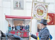  ?? ?? Auf dem Rathausbal­kon in Weingarten steht bei Oberbürger­meister Clemens Moll (rechts) der weltliche Festgast Cem Özdemir.