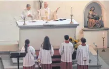  ?? FOTO: KURT ZIEGER ?? Dekan Sigmund Schänzle (links) und Pfarrer Bernhard Staudacher feiern im Münster die tradionell­e Bernhardsm­esse.