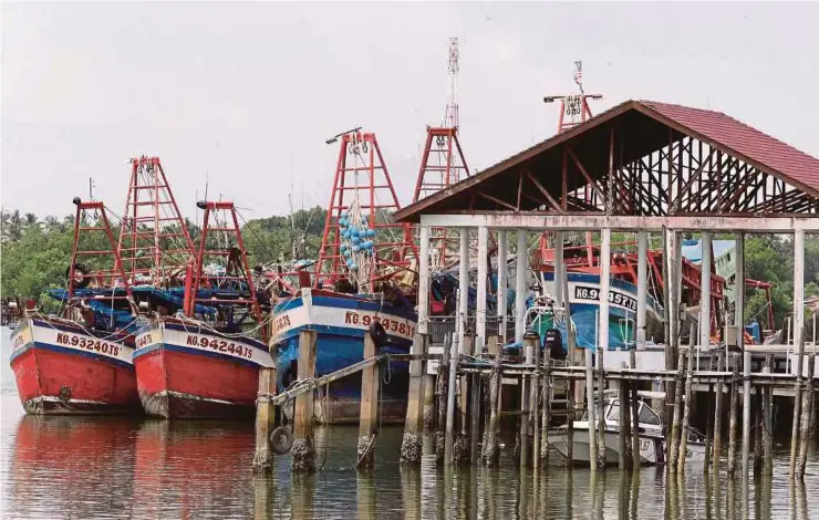  ??  ?? Some of the foreign trawler boats that were seized in Tanjung Sedili, Johor.