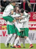  ??  ?? Jubel bei Werder Bremen: Der 16. im Klassement gewann 2:0 bei Mainz 05.