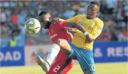  ?? /Veli Nhlapo/Sowetan ?? Justin Shonga of Pirates and Lebohang Maboe of Sundowns during their dramatic Absa Premiershi­p match at Loftus Versfeld in Pretoria yesterday. The game ended in a goalless draw.