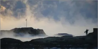  ?? STUART CAHILL — BOSTON HERALD ?? Sea smoke, which occurs when frigid temperatur­es meet the much warmer sea water, adds a mosaic look to the coastline on Saturday in Scituate.