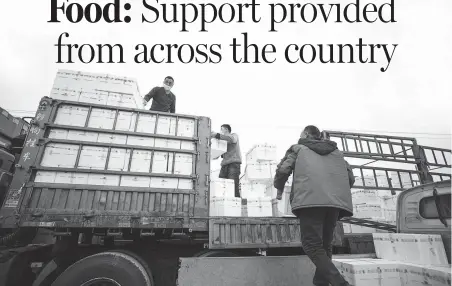  ?? PROVIDED TO CHINA DAILY ?? Workers in Shandong load fruit and vegetables destined for Hubei.