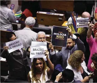  ?? Pedro Ladeira - 10.abr.2024/Folhapress ?? Parlamenta­res na sessão que manteve Chiquinho Brazão preso