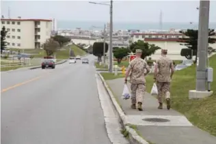  ??  ?? Les marines vivent en vase clos dans leurs camps militaires respectifs. Ici, le camp Foster, à Ginowan.