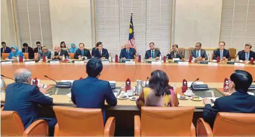 ?? BERNAMA PIC ?? Prime Minister Datuk Seri Najib Razak chairing the roundtable economic dialogue with key industry players and business associatio­ns at Perdana Putra Complex in Putrajaya yesterday.