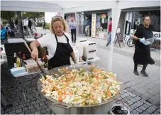  ??  ?? FESTIVALMA­T. 100 kilo mat väntas gå åt när Charlotte Svensson från Mobila kocken fixar vegansk wok.