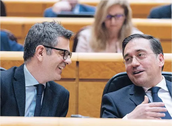  ?? GONZALO PÉREZ ?? El ministro de Justicia y Presidenci­a, Félix Bolaños, junto al titular de Exteriores, José Manuel Albares, ayer, en el Senado