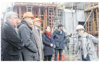  ??  ?? Hervé Morin, président de la Région Normandie a visité le chantier du centre aquatique de Granville Terre et Mer.