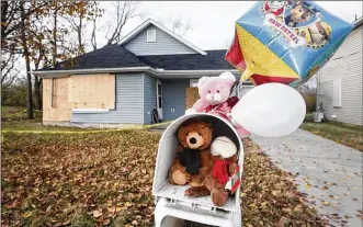  ?? CHRIS STEWART / STAFF ?? A mailbox has been turned into memorial of stuffed animals and balloons where a car plowed into a Lilac Avenue house in Dayton last week resulting in the death of Maria Davis, 39, and her 7-year-old son, Jerome.