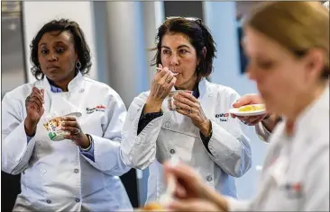  ?? ZBIGNIEW BZDAK / CHICAGO TRIBUNE ?? Robin Ross (center) of Kraft Heinz tastes different versions of Just Crack an Egg breakfast scrambles with team members recently.