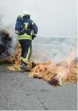  ?? Foto:Helmut Motzer/Feuerwehr ?? In Jettingen Scheppach musste die Feu erwehr brennendes Stroh löschen.