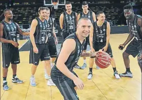  ?? FOTO: AIOL ?? Javi Salgado El base de Santutxu, con Sergio Llorente por detrás