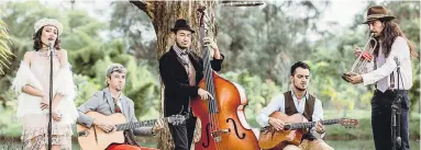  ??  ?? Merender Swing es una agrupación de Gypsy Jazz que evoca los formatos tradiciona­les de serenatas callejeras.