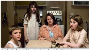  ??  ?? Wird diese Familie tatsächlic­h von einem Poltergeis­t terrorisie­rt? Oder ist das Ganze nur ein Schauspiel der jungen Janet?