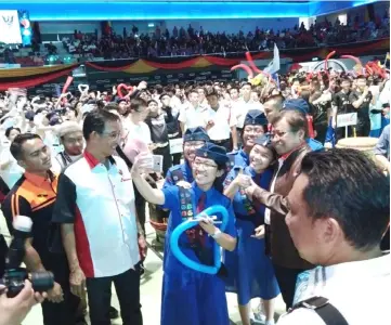  ??  ?? Abang Johari poses for a wefie with youths while Abdul Karim (second left) and others look on after the launching of Sarawak Youth Day 2018 at Sibu Indoor Stadium.