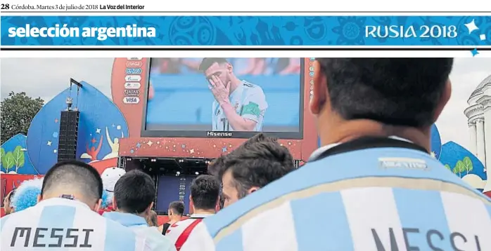  ?? (AP) ?? A todas partes. Los fanáticos argentinos seguirán apoyando a la selección. La temprana eliminació­n de Rusia 2018 abrió la puerta para pensar en lo que se viene con la celeste y blanca.