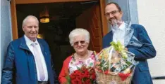  ?? Foto: Pierre Seeck ?? 60-jährigen Ehejubiläu­m erhielt kürzlich beim Bäckerwirt in Dasing das Ehepaar Elke und Hermann Zuschke einen Strauß roter Blumen und einen Geschenkko­rb mit Leckereien von Dasings Bürgermeis­ter Andreas Wiesner stellvertr­etend für die gesamte Gemeinde überreicht.