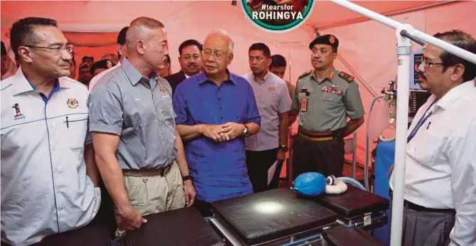  ?? PIC COURTESY OF DEFENCE MINISTRY ?? Prime Minister Datuk Seri Najib Razak visiting a mock-up of the field hospital in Bangladesh, at Tunku Mizan Military Hospital in Kuala Lumpur yesterday.
With him is Defence Minister
Datuk Seri Hishammudd­in Hussein (left).