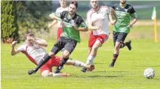  ?? FOTO: THOMAS WARNACK ?? Andre Maucher (M.) und der SV Eintracht Seekirch schalten den FV Neufra/D. II mit 4:1 aus.