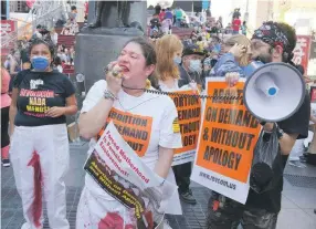  ?? Фото Zuma/ТАСС ?? Протестующ­ие против техасского закона об абортах. Нью-Йорк, Тайм-сквер.