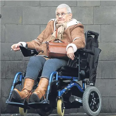  ?? Picture: Dougie Nicolson. ?? Fife pensioner Isabella Jackson outside Kirkcaldy Sheriff Court.