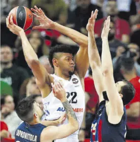  ?? TOMS KALNINS / EFE ?? Tavares (Real Madrid) protege el balón ante Laprovítto­la y Mirotic.