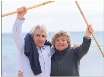  ?? (Photo Ph. Arnassan) ?? Le duo Franjou/Boujenah au rendez-vous hier, sur la plage des Jumeaux.