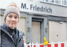  ?? FOTOS: HARALD RUPPERT ?? Petra Rudolf ist Inhaberin des Raumaussta­ttungsgesc­häfts Friedrich. Sie lässt sich von der Brandstift­ung nicht entmutigen.